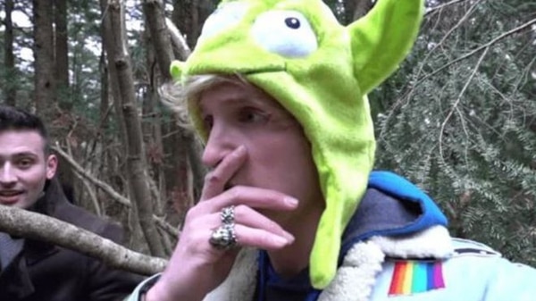 Logan Paul en una captura del video subido a Youtube en el bosque japonés.