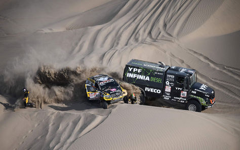 Vehículos de los equipos Renault e Iveco en la quinta etapa del Rally Dakar entre San Juan De Marcona y Arequipa en Perú. Foto: AFP
