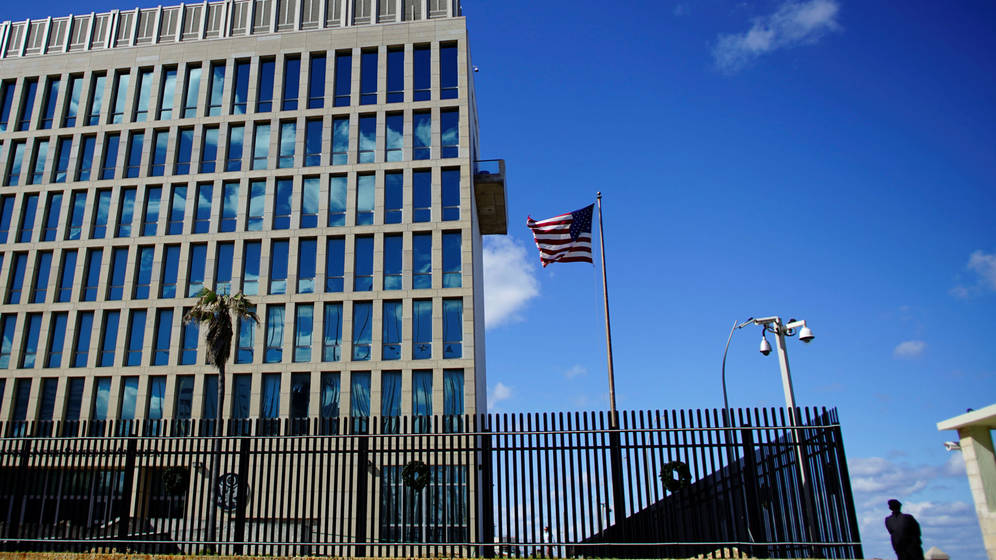 Foto: Un guardia de seguridad vigila la Embajada estadounidense en La Habana, el pasado 12 de diciembre de 2017. (Reuters)
