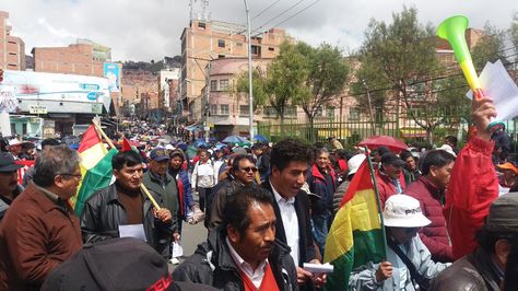 La marcha del Conade en su paso por el sector del Cementerio de La Paz.