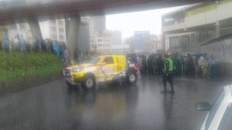 Manifestantes impiden el paso de un vehículo de avanzada del Dakar en la avenida Montes de La Paz.