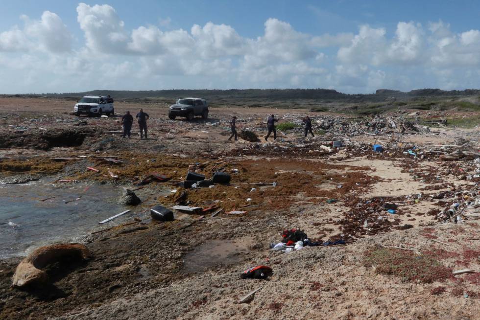 Agentes policiales revisan los restos de la embarcación donde murieron los cuatro venezolanos, en Curazao.