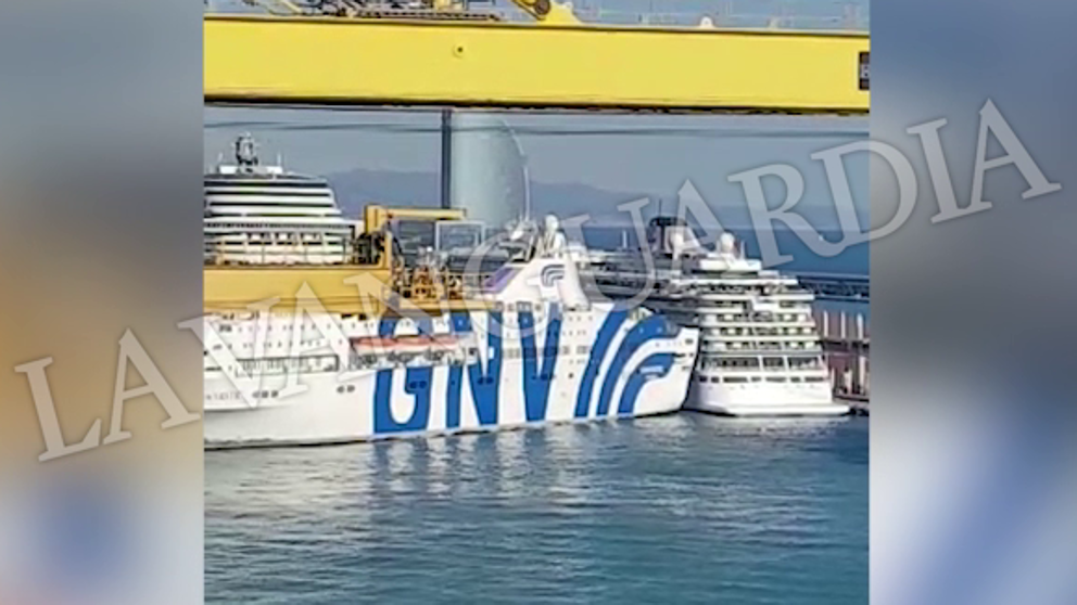Un ferry choca contra un crucero en el Puerto de Barcelona