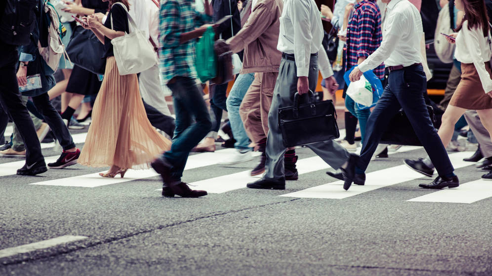 Foto: La comunidad científica alaba cada vez más los beneficios de andar. (iStock)