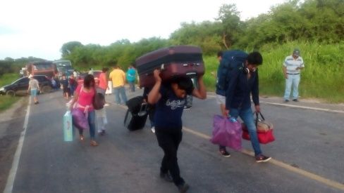Con sus maletas a cuestas los viajeros tuvieron que hacer trasbordos en Puerto Suárez 