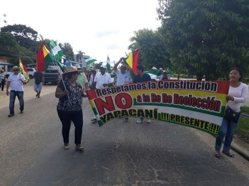 Cívicos de Yapacaní junto con pobladores llevaron a cabo una marcha de protesta
