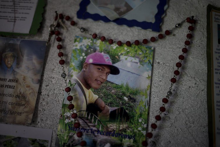 Una vieja foto de Eliezer Ramírez, asesinado en octubre de 2016 durante una operación de seguridad en Barlovento, Venezuela, cuelga de una pared de su casa.