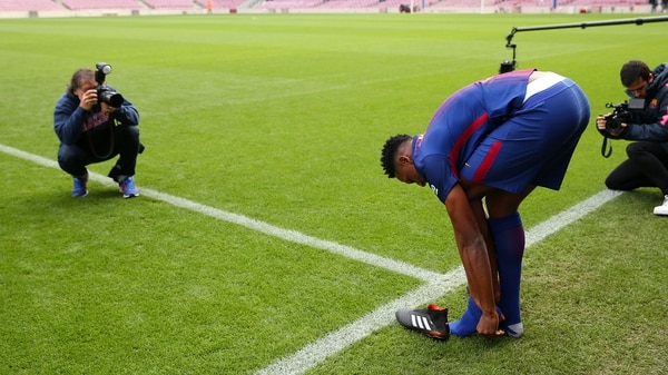 Yerry Mina hizo un ritual muy particular durante su presentación como jugador del Barcelona FC (Reuters)