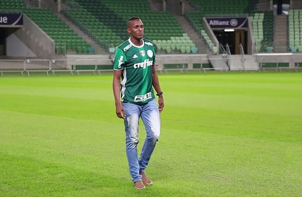 Cuando Yerry Mina fue presentado como jugador del Palmeiras también ingresó descalzo al campo de juego