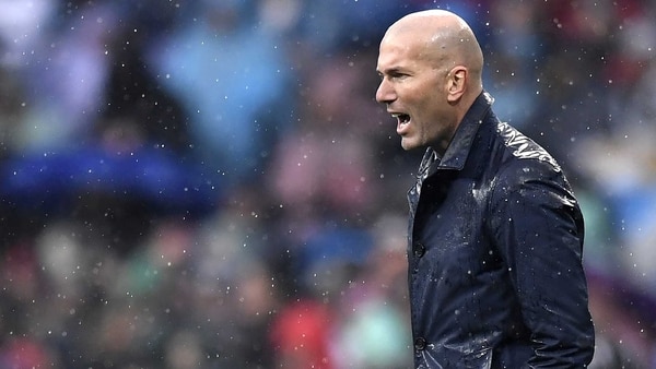 El francés Zinedine Zidane no puede sacar a flote a un Real Madrid hundido (AFP)