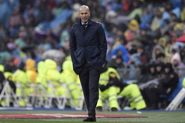 Zinedine Zidane sufrió en la derrota del Real Madrid ante el Villarreal en el Santiago Bernabeu (AFP)