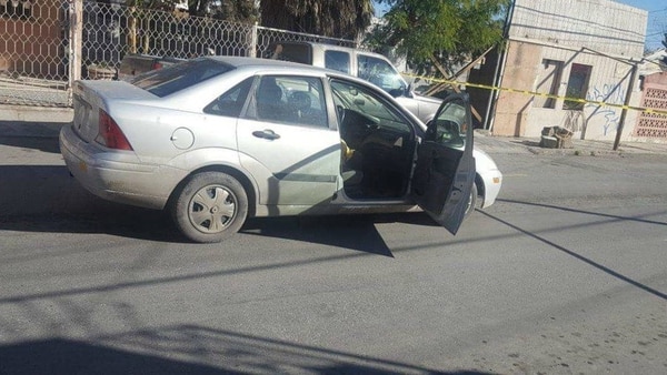 El automóvil de Carlos Domínguez Rodríguez después del ataque (@rocko_richard)