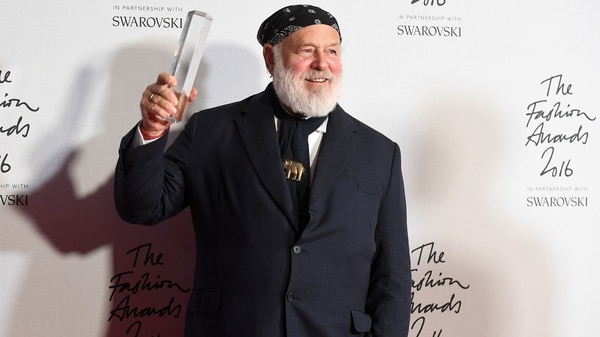 Bruce Weber posa con un premio en Londres (Getty Images)