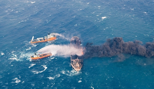 Naves intentan apagar el incendio del buque, sin hallar sobrevivientes (Reuters)