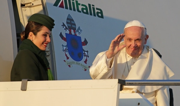 El líder católico aborda el vuelo que lo lleva a Santiago (Reuters)