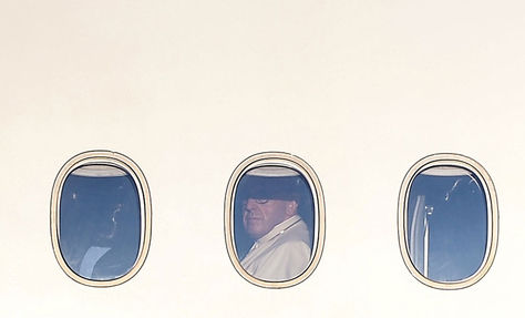 El Papa observa por la ventanilla del avión papal antes de emprender viaje a Chile. Foto: AFP