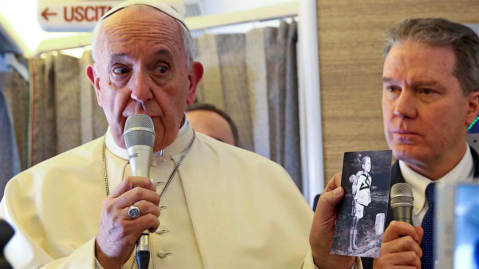 En pleno vuelo hacia Chile, el Papa mostró la foto de una de las víctimas de Nagasaki
