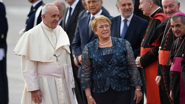 El papa Francisco junto a la presidente de Chile, Michelle Bachelet, en su llegada a ese país (AFP)
