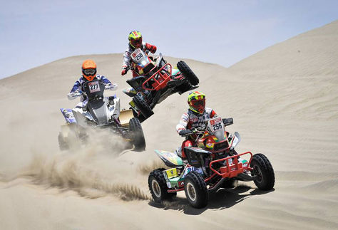 Wálter Nosiglia (256) conduce su quad seguido de los argentinos Andujar y Domaszewski, este último su compañero de equipo. Foto: Dakar.com