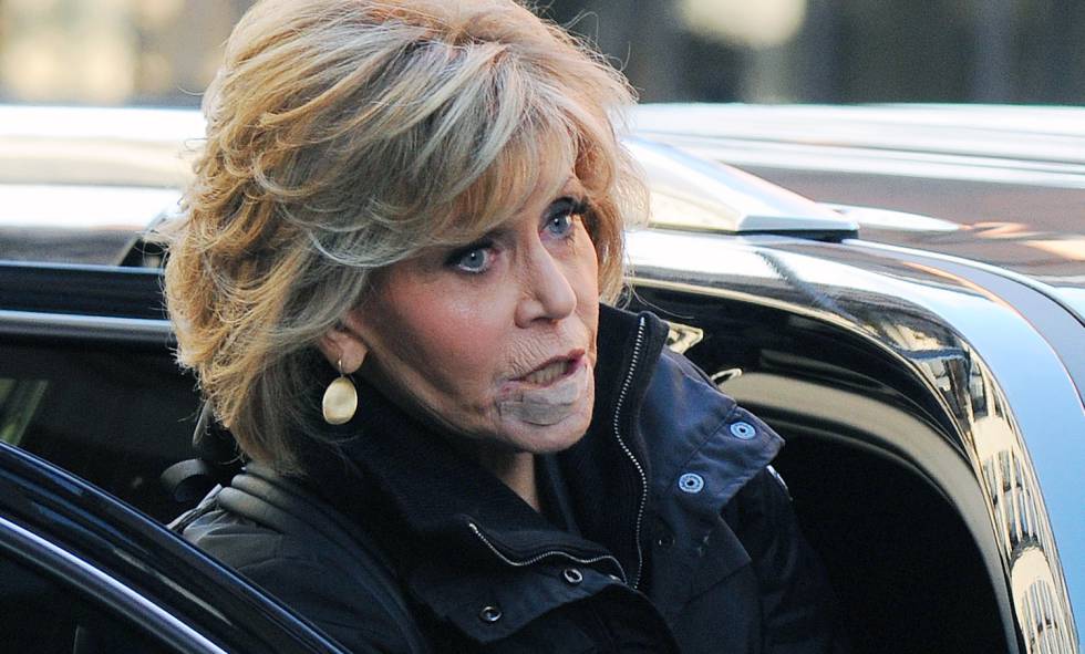 Jane Fonda el pasado 15 de enero en Nueva York con varias tiritas en el labio.rn 