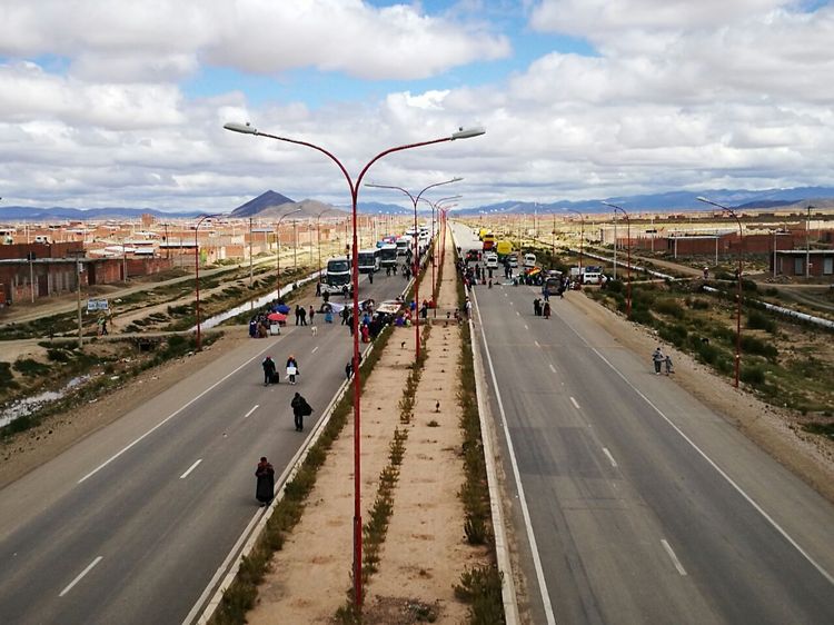 Vecinos en Oruro, instalaron varios puntos de bloqueo en la carretera Oruro – La Paz. Piden la construcción de un sistema de alcantarillado. Foto: Juan Mejía