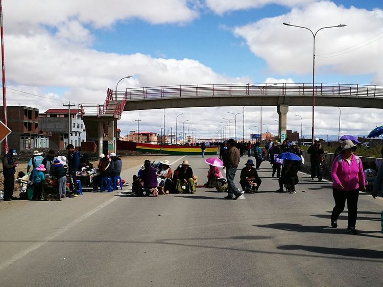 Vecinos en Oruro, instalaron varios puntos de bloqueo en la carretera Oruro – La Paz. Piden la construcción de un sistema de alcantarillado. Foto: Juan Mejía