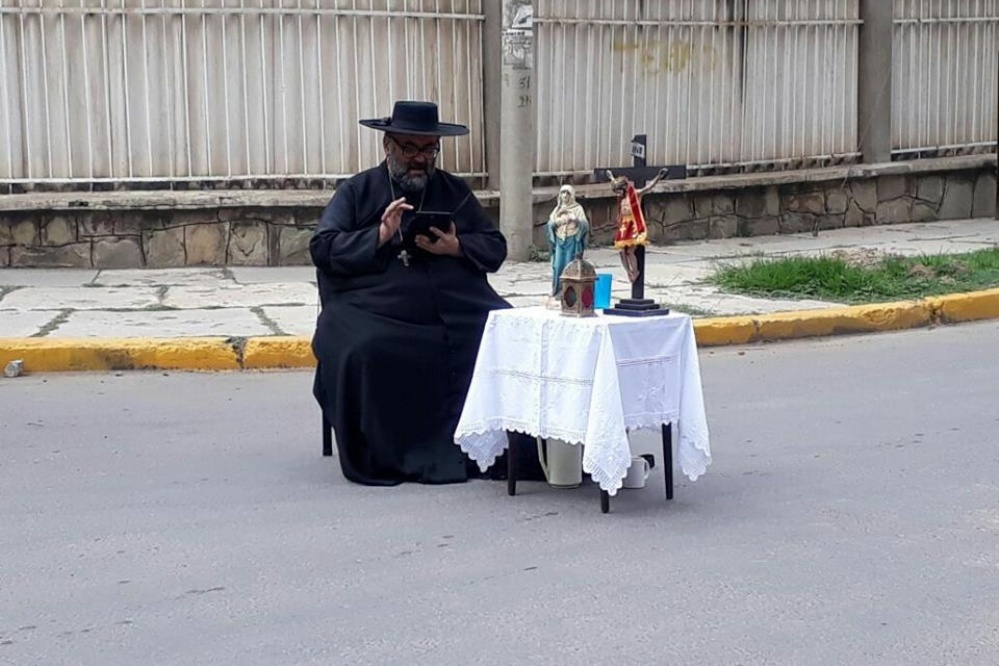 Se viraliza la imagen del sacerdote que bloquea en Cochabamba