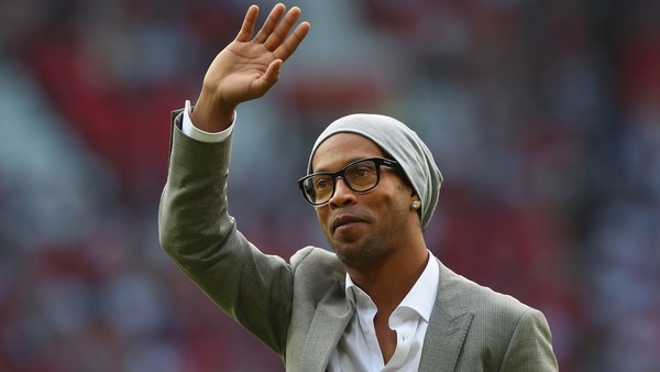 Ronaldinho, de 37 años, se retiró oficialmente del fútbol profesional, según anunció su hermano (Getty)