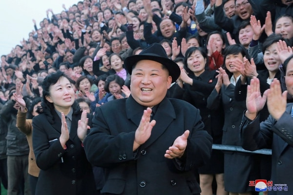 El dictador norcoreano Kim Jong Un durante la inauguración de un centro de capacitación para docentes este martes en Pyongyang (KCNA/via REUTERS)