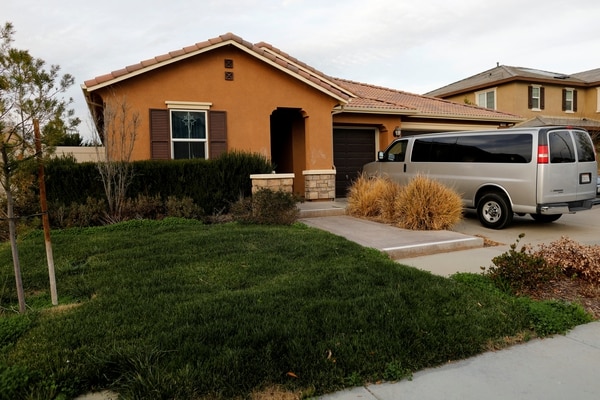La casa donde David Allen y Louise Anna Turpin tenían secuestrados a sus hijos en Perris, California (REUTERS/Mike Blake)