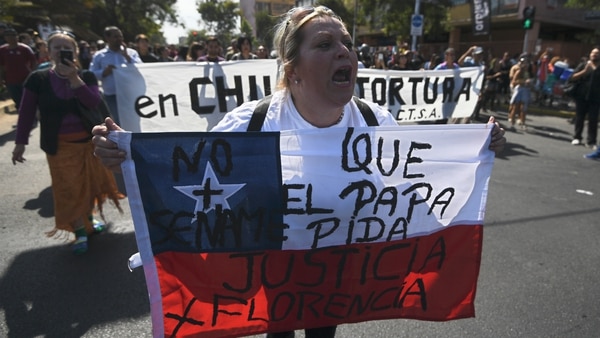 Una mujer protesta ante la llegada del papa Francisco a Chile. (AFP)