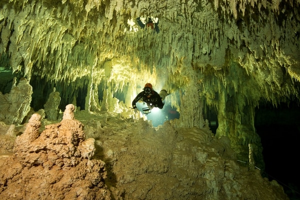 Dos arqueólogos subacuáticos en la cueva del Gran Acuifero Maya (Gran Acuifero Maya Project (GAM)/via REUTERS)