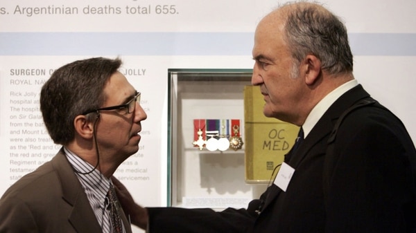 Rick Jolly (derecha) con Diego García Quiroga, oficial naval argentino, durante un emotivo encuentro en 2007 (AP)