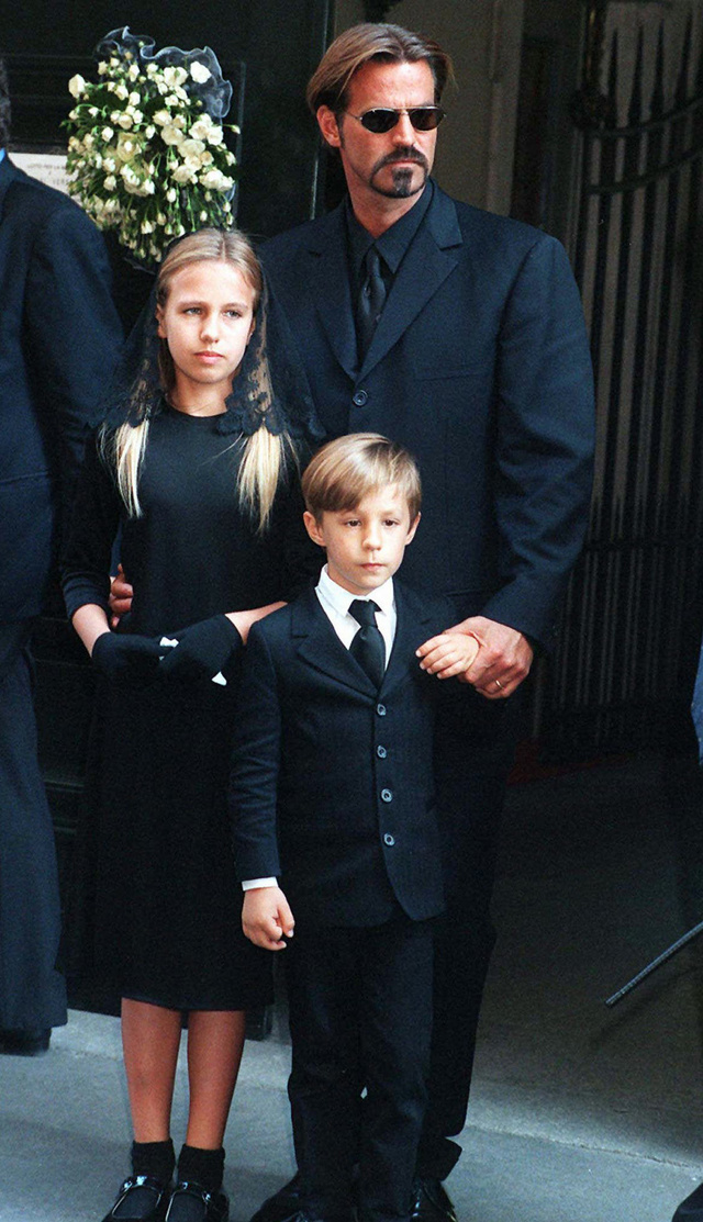 Paul Beck con sus hijos Allegra y Daniel, en el funeral de Gianni Versace, 1997.