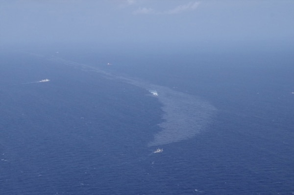 Así se veía la mancha de petróleo el sábado (Oficina Regional de la Guardia Costera via REUTERS)