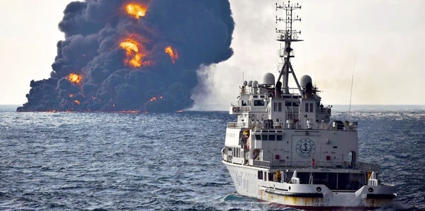 Un barco de rescate se dirige hacia el petrolero iraní Sanchi antes de su hundimiento (Ministerio de Transporte via AP)