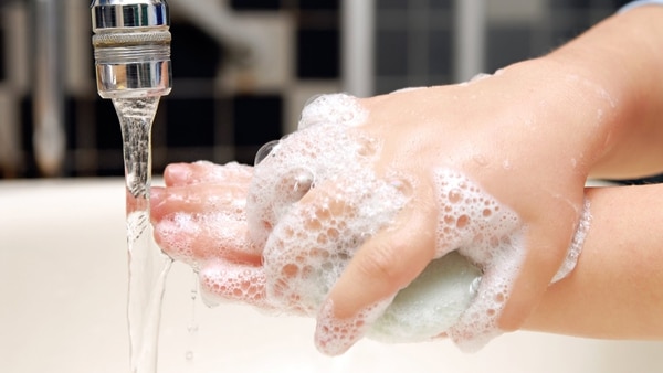 Lavarse las manos con frecuencia durante el día garantiza la higiene mejor que la ducha.