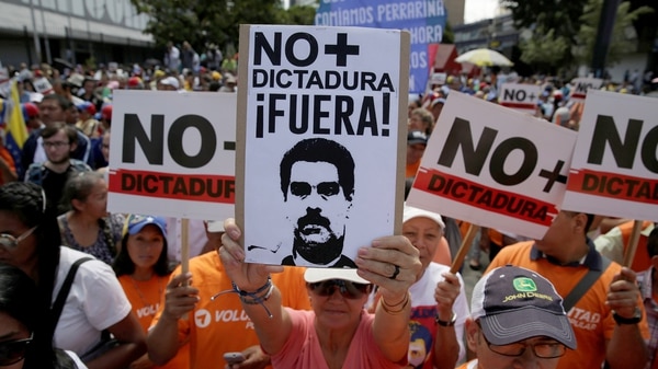 Manifestantes durante una marcha contra el régimen de Maduro el 1 de abril en Caracas, Venezuela (REUTERS/Marco Bello)