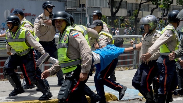 Miles de venezolanos fueron detenidos por el régimen chavista las marchas del año pasado
