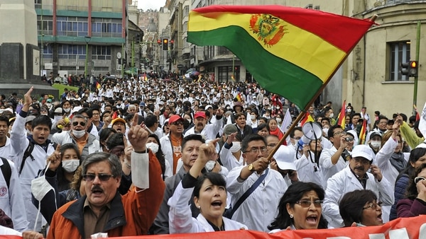 Los médicos bolivianos protagonizaron violentas protestas contra el gobierno de Evo Morales (AFP)
