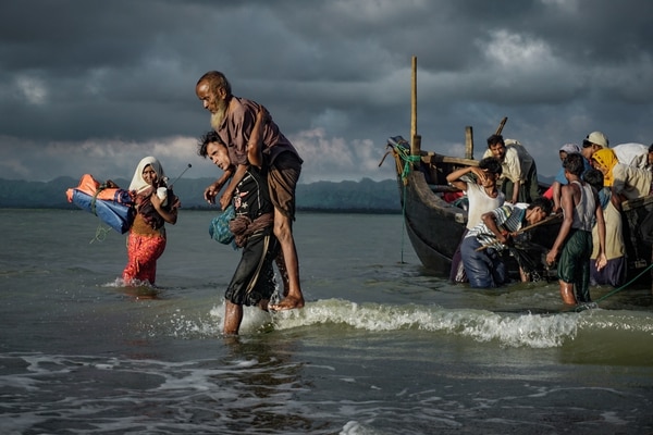 Un grupo de rohinyás desembarcan en Bangladesh en el río Naf river. La limpieza étnica contra esta minoría por parte de las autoridades birmanas causo una crisis humanitaria (Masfiqur Sohan/NurPhoto via Getty Images)