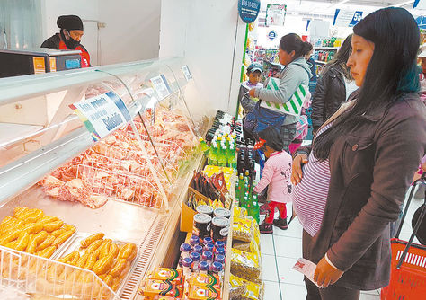 Oferta. Una beneficiaria observa la carne que se vende en la agencia de Ketal de Miraflores, ayer. 