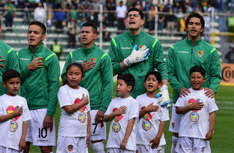 Jugadores de Bolivia antes de un partido por eliminatorias a Rusia 2018. Foto: Archivo La Razón