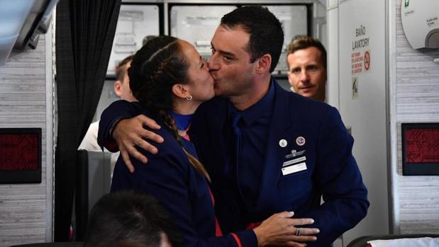Paula Podest y Carlos Ciuffardi tras la boda celebrada por Francisco a bordo del avión papal
