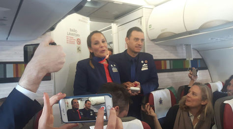 Los tripulantes del vuelo Carlos Ciuffardi (d) y Paula Podest Ruiz (i), tras ser casados por el papa Francisco 