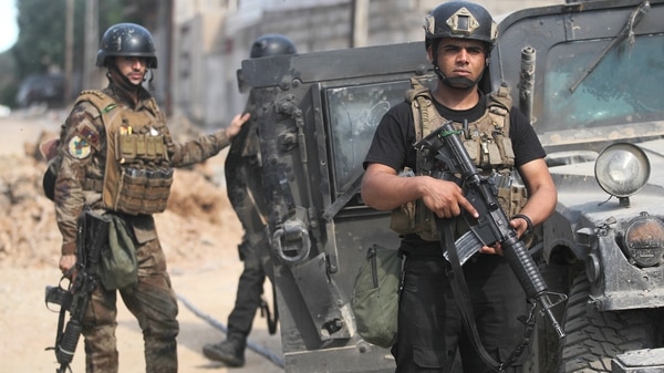 Miembros del Servicio Contra el Terrorismo de Irak toman posiciones en Mosul (AFP)
