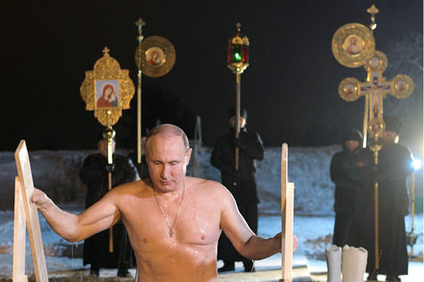 El presidente ruso, Vladímir Putin, se baña en las aguas gélidas del lago Seliguer con motivo de la festividad del Bautismo de Cristo que los ortodoxos celebran cada 19 de enero, en Ostashkov, Rusia.