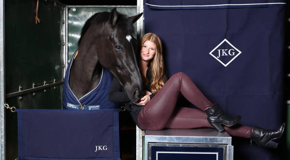 Jennifer Gates con su caballo en una foto de Instagram.