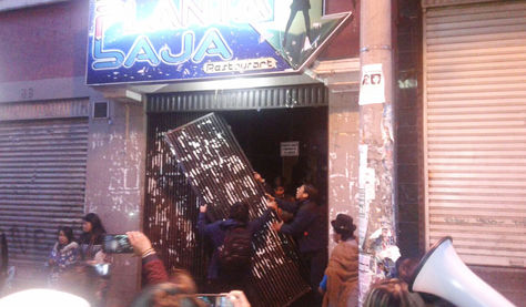 Jóvenes arrancan la puerta principal de la discoteca Planta Baja en la Figueroa. Hubo destrozos en el interior.