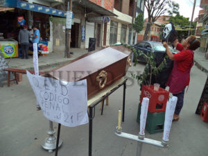 Incluso bloquearon con un ataúd en la calle Cochabamba.